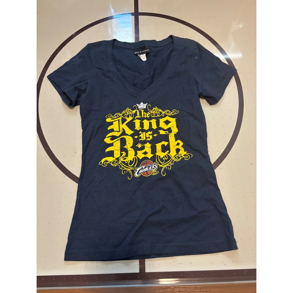 053 5th & Ocean Cleveland Cavaliers The King Is Back LeBron James V-Neck M
